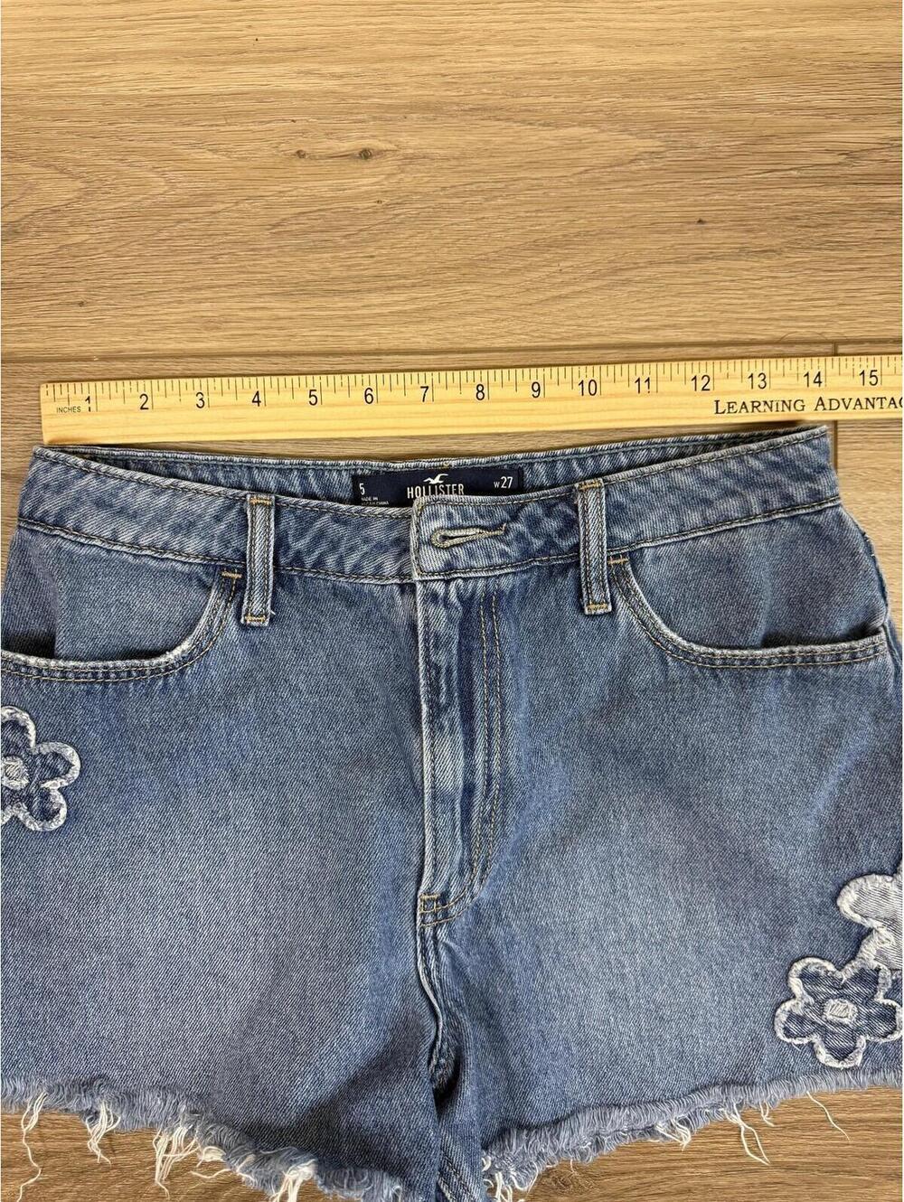 Hollister Mom Shorts Juniors 5 Blue High Rise Denim Flower Patch Cutoff Raw Hem - Picture 4 of 6